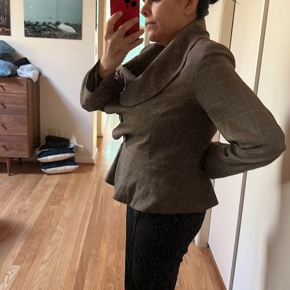 Gorgeous brown plaid ruffle front peplum scoop collar blazer - US 12 - Picture 4 of 9